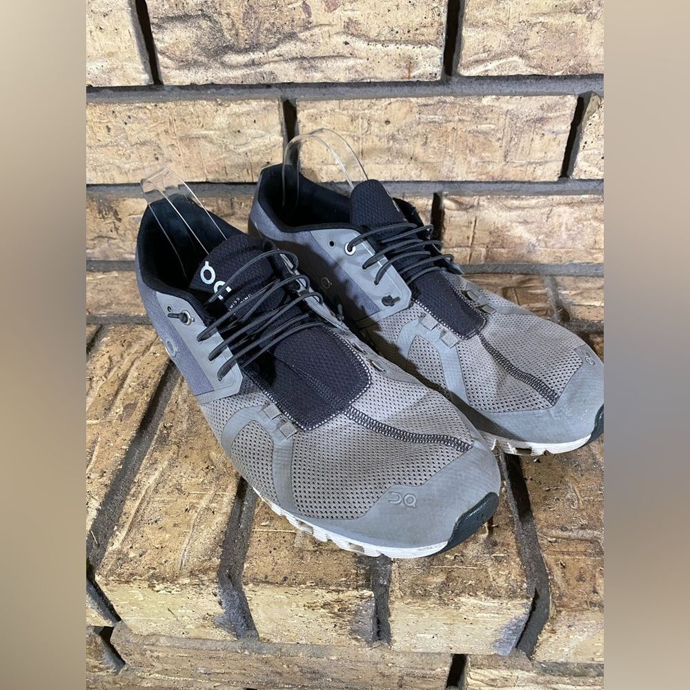 Grey black on clouds‎